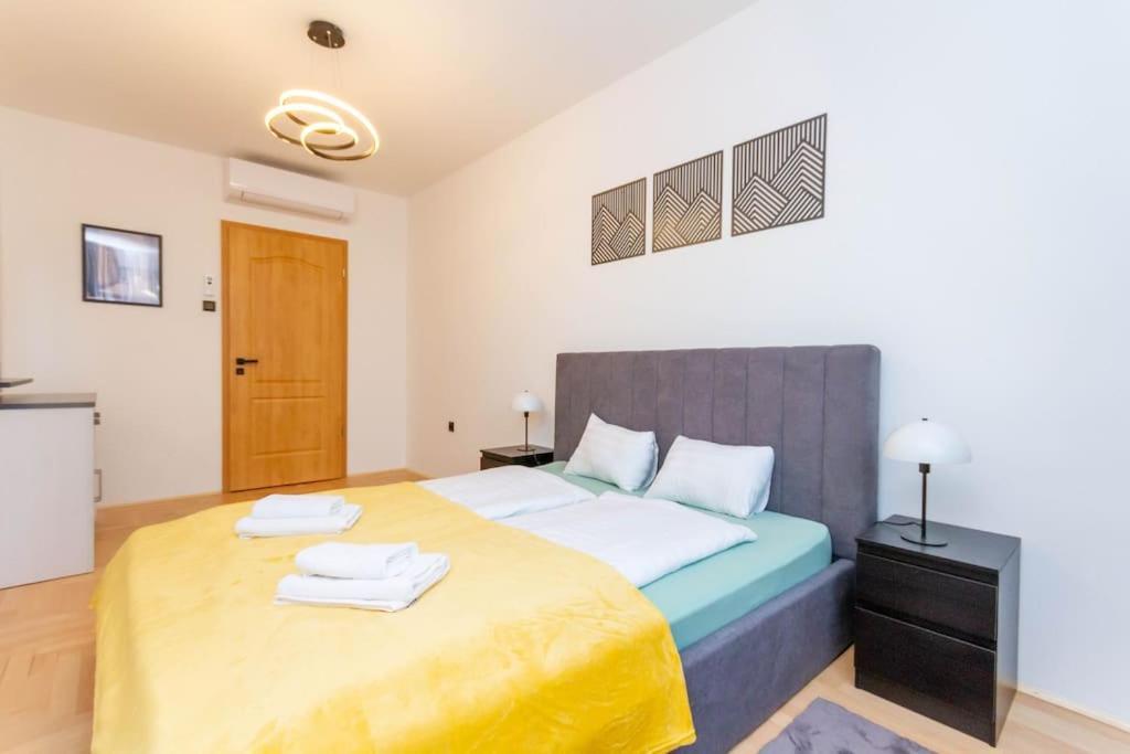 Gozsdu White Raven 3 - Terrace And Free Underground Parking Appartement Boedapest Buitenkant foto